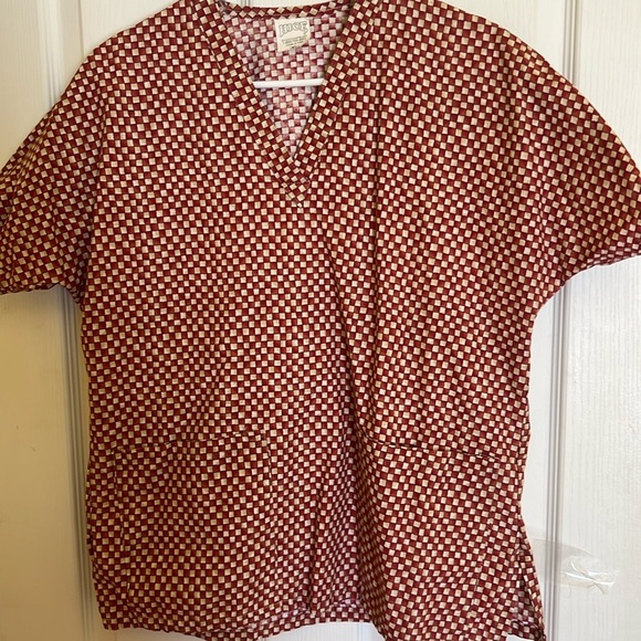 Hice szS checkered red/tan short sleeve Vneck scrub top 2 pockets - Picture 1 of 4